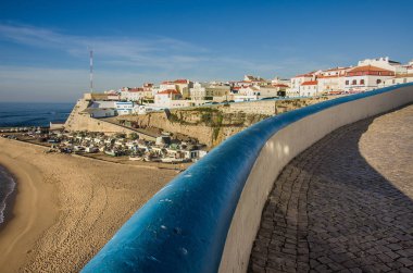 Ericeira plaj ve evler sıcak güneş ışığı altında genel görünümü