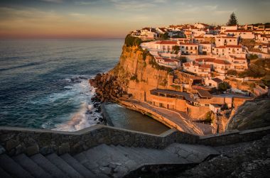 Azenhas güzel şehir görünümünü günbatımı lightac Portekiz'de Mar