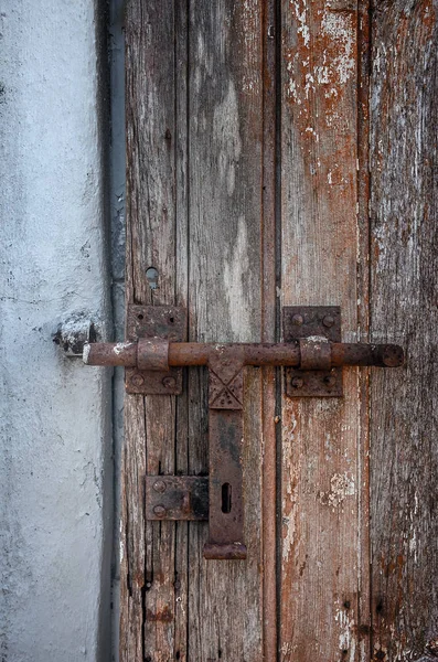 Παλιά Ξύλινη Πόρτα Demaged Ξεφλούδισμα Χρώμα Και Σίδερο Κλειδαριά — Φωτογραφία Αρχείου