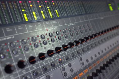 Tablo fazla sigorta, sürgü ve LED ile mastering ses