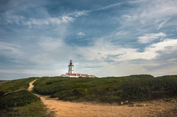Pozadomowy Krajobraz Przylądek Espichel Otoczony Portugalii Latarni Morskiej Szlak — Zdjęcie stockowe