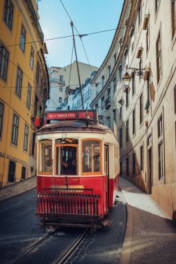 Turistik elektrikli tramvay bir sokakta şehir Lizbon, Portekiz