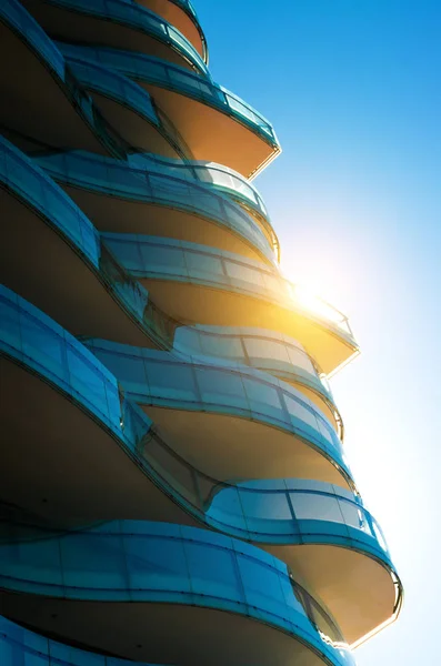 Detail Moderní Architektury Budově Balkonem Modré Sklo Proti Slunečné Nebe — Stock fotografie