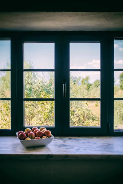 Schale Mit Verschiedenen Früchten Der Nähe Eines Großen Fensters Mit — Stockfoto