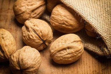 Ceviz ve bir çuval bezi çanta