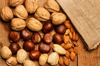 Frutos secos sobre mesa de madera