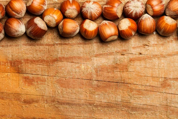 木のテーブルの上のヘーゼルナッツ — ストック写真