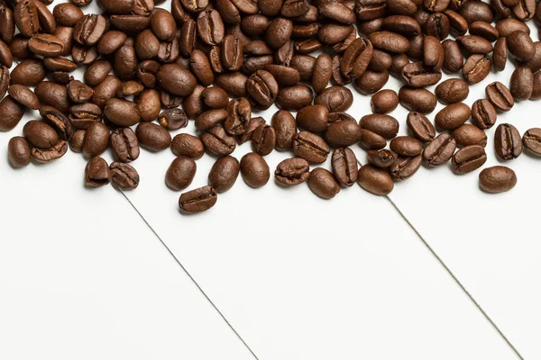 Kávové zrna na bílé dřevo — Stock fotografie
