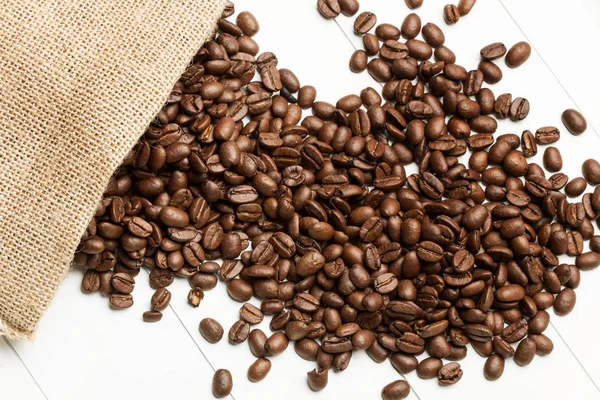 Kávové zrna a jutovým pytlem — Stock fotografie