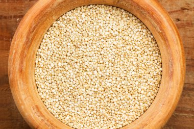 Quinoa bir ahşap kase