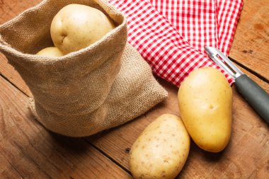 Bir çuval bezi çanta ve patates soyma patates