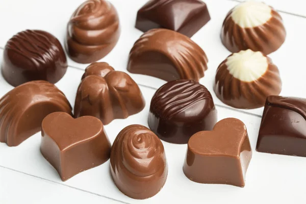 Chocolates brancos e castanhos doces — Fotografia de Stock