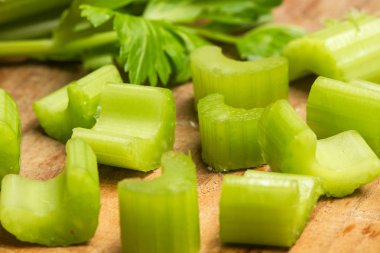 Ahşap bir masa üzerinde düzenlenen kereviz