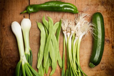 Tahta bir masada sebzeler