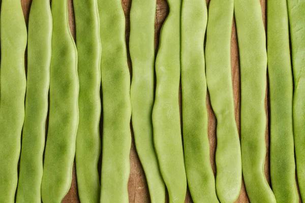 Haricots verts sur une table en bois — Photo