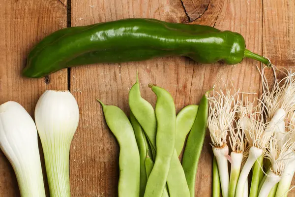 Tahta bir masada sebzeler