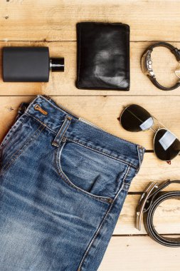 Mavi jeans ve pilot güneş gözlüğü