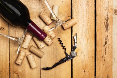 -Bir şişe şarap ve mantarlar