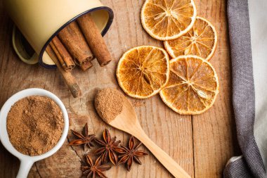 Tarçın, şeker ve anasonu içeren tablo