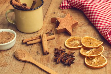 Tarçın, şeker ve anasonu içeren tablo