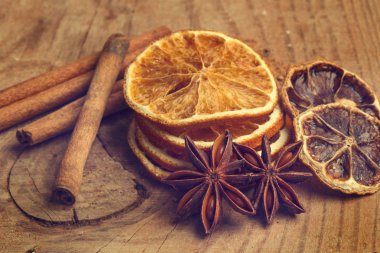 Yıldız anason, kurutulmuş narenciye ve tarçın rulo