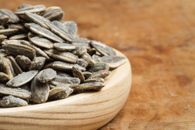 Ayçekirdeği ahşap plaka üzerinde