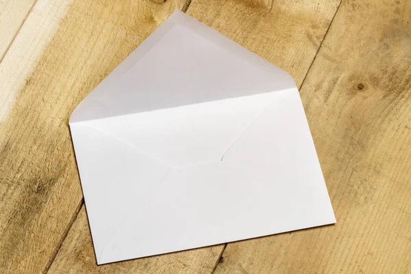 Открытый и пустой конверт — стоковое фото