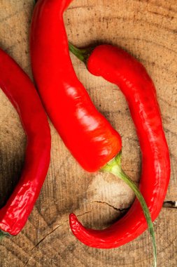 Ahşap bir masa üzerinde baharatlı kırmızı biber