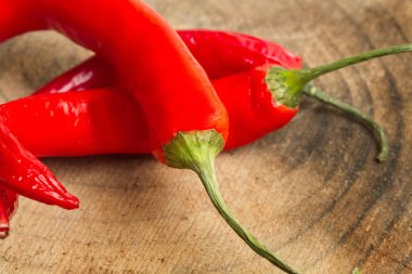 Ahşap bir masa üzerinde baharatlı kırmızı biber