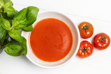 Domates çorbası ve malzemeleri