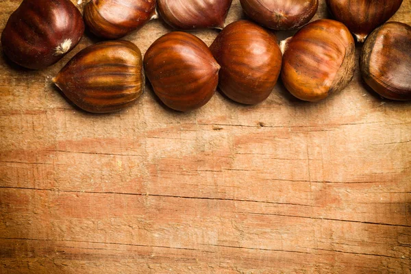 Kastanien Auf Einem Holztisch — Stockfoto