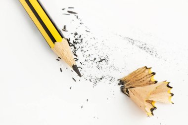 Bilenmiş siyah kurşun kalemle görünümü dışarı bir kesim