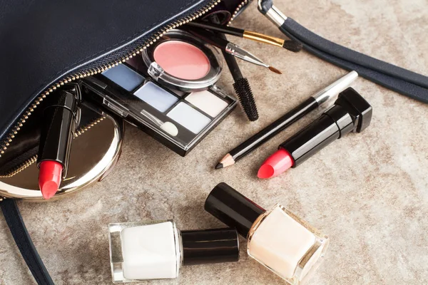 Fondoten, fırçalar ve bir ruj