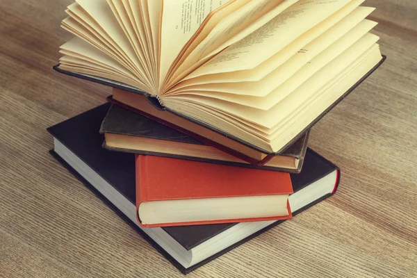 Ahşap bir masa üzerine açık kitap
