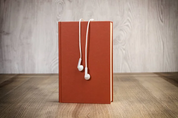 Ένα Βιβλίο Και Ακουστικά — Φωτογραφία Αρχείου