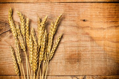 Buğday saplarını ahşap bir masa üzerinde