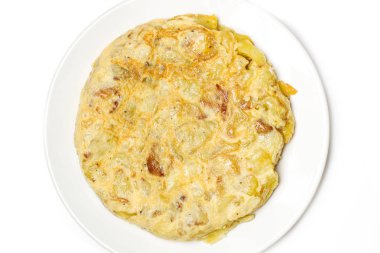 İspanyol patates tortilla beyaz bir plaka üzerinde