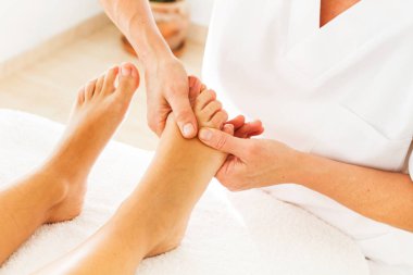 Masaj ve osteopati bir kadının işi
