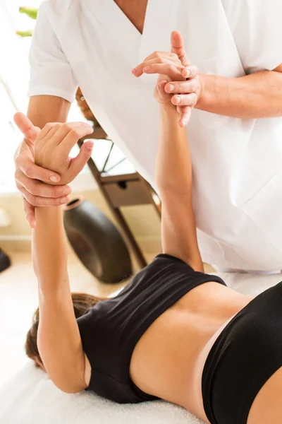 Gör Massage Och Osteopati Till Kvinna — Stockfoto