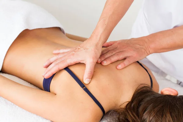 Gör Massage Och Osteopati Till Kvinna — Stockfoto