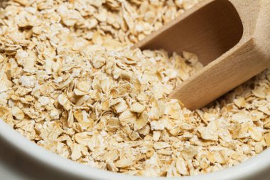 Bir tahta kaşıkla yulaf