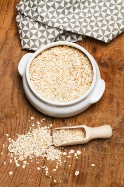 Bir tahta kaşıkla yulaf