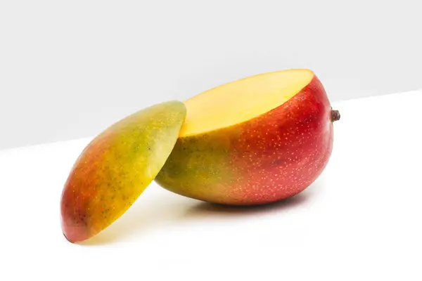 Egy Mangó Gyümölcs Egy Kivágott View — Stock Fotó