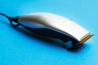 Tıraş mavi bir arka plan üzerinde 