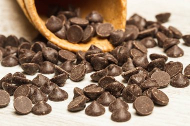 Gofret koni ve çikolata parçaları