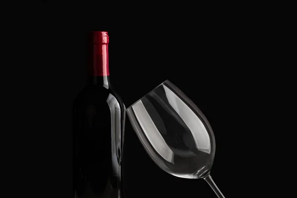 Une Bouteille Vin Rouge Verre Sur Fond Sombre — Photo