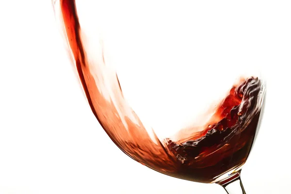 Servir Vin Rouge Dans Verre Sur Fond Blanc Vue Rapprochée — Photo