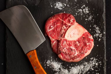 Siyah bir levhada çiğ osso buco.