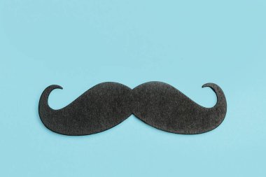 Mavi arka planda siyah bir bıyık.