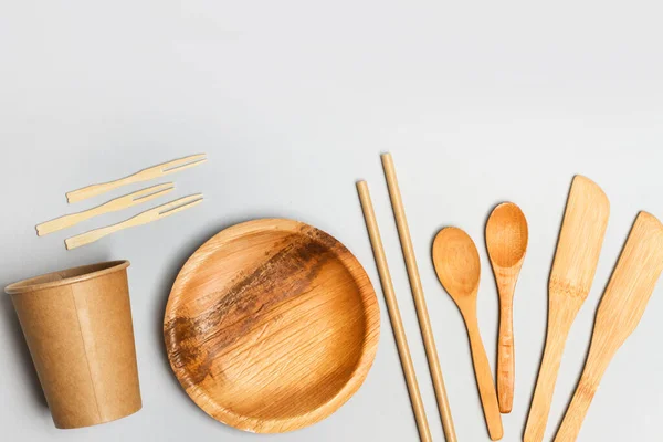 Einwegbecher Teller Und Küchenutensilien Auf Grauem Hintergrund — Stockfoto